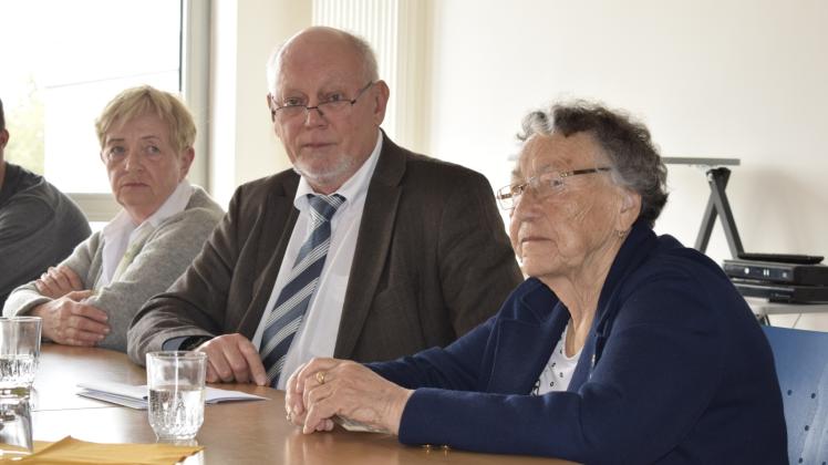 Teresa Kluczek (66), Jacek Zatrieb (67) und Marianna Bogusz (87), v.l.n.r., waren Gesprächspartner der Schüler.  Fotos: dihi 