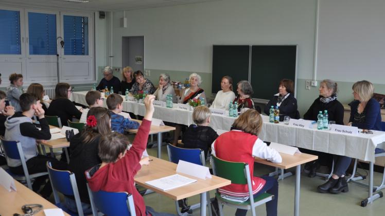 Die Schüler hatten viele Fragen an die Zeitzeugen. Fotos: andreas münchow 