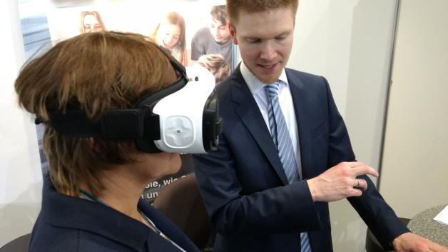Bildungsministerin in der virtuellen Realität: Britta Ernst testet das brandneue Lernspiel „Nordjob2go“. 