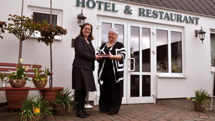 Symbolische Schlüsselübergabe fürs SVZ-Foto: Alexandra Oehlke wird die Führung im Hotel Fritz von ihrer Mutter Barbara Fritz übernehmen. An Ruhestand denkt die 70-Jährige aber nicht. 