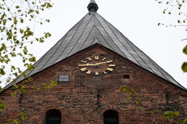 Die Uhr auf der Südseite des Gadebuscher Kirchturms zeigte 9.09 Uhr an.  Fotos: Michael Schmidt 