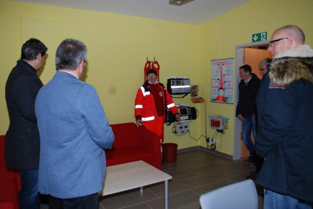 Er führte die Gäste durch die neuen Räume: Notfallsanitäter Jörg Ahrens (l.) mit Besuchern im Schulungsraum. 