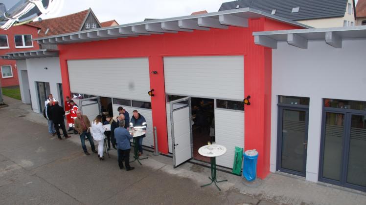 Der neu gebaute Gebäudekomplex der DRK-Rettungswache: Die Garagen sind höher und bieten jetzt den größer gewordenen Einsatzfahrzeugen mehr Platz. 