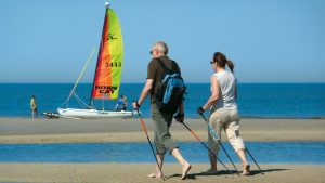 Nordic Walking am Strand ist eines der vielen Angebote.  