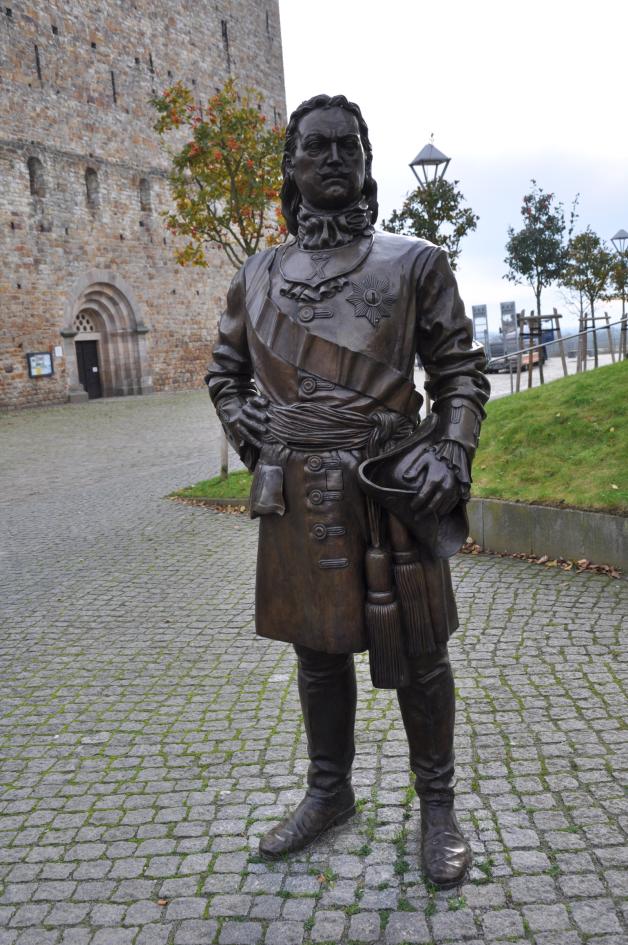 Auch Zar Peter I. steht in Bronze verewigt auf dem Havelberger Domplatz.