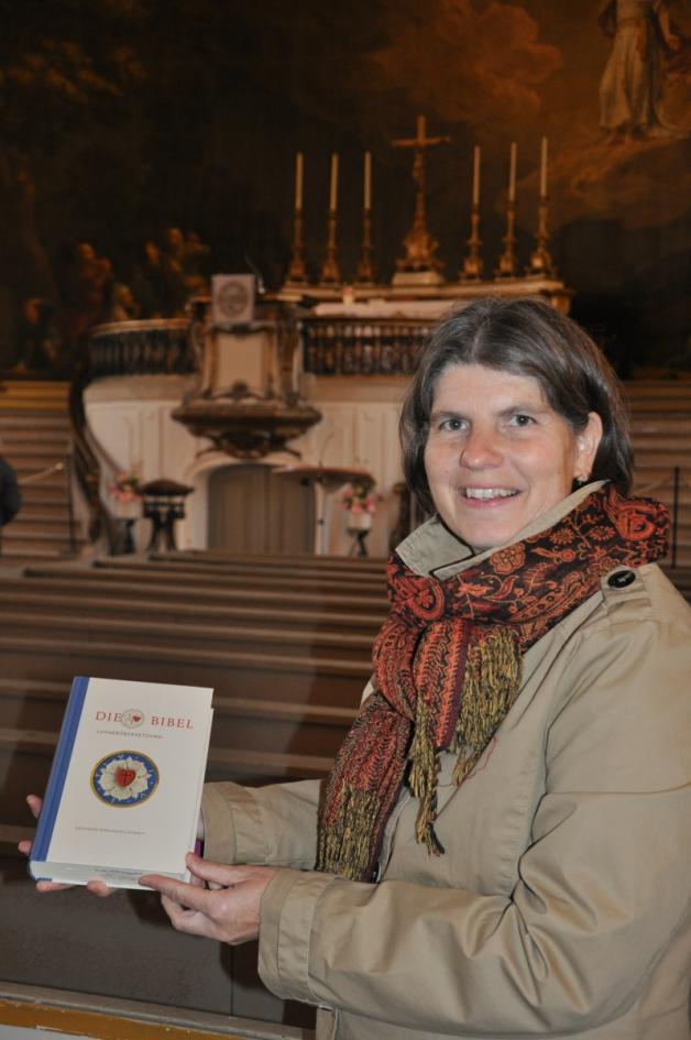 Katharina Lotz mit der Luther-Bibel zum Reformationsjubiläum.