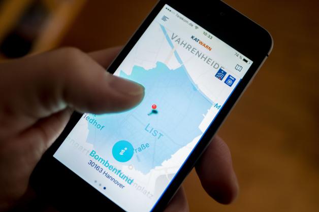 Auf der Smartphone Warn-App „Katwarn“ ist am Freitag der Evakuierungsradius für den Bombenfund im Stadtteil Vahrenwald in Hannover (Niedersachsen) zusehen. Die Nutzer der App „Katwarn“ werden innerhalb des Sicherheitsbereiches über den Beginn der Evakuierung und das Ende der Kampfmittelbeseitigungsmaßnahme informiert. Auf der Smartphone Warn-App „Katwarn“ ist am Freitag der Evakuierungsradius für den Bombenfund im Stadtteil Vahrenwald in Hannover (Niedersachsen) zusehen. Die Nutzer der App „Katwarn“ werden innerhalb des Sicherheitsbereiches über den Beginn der Evakuierung und das Ende der Kampfmittelbeseitigungsmaßnahme informiert.