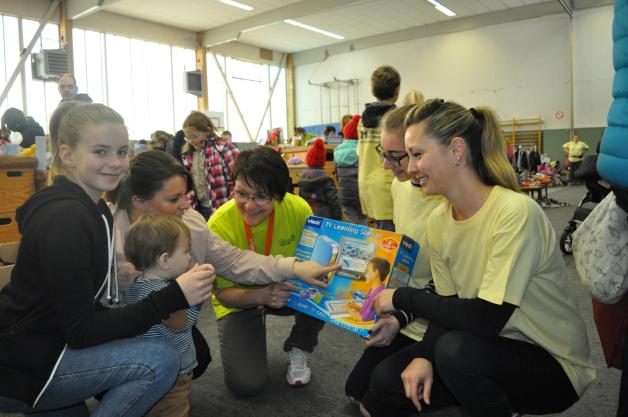 Die Basare rund ums Kind in Laage gehören zu den Höhepunkten im Jahr: Charlotte Jonas, Henry Neubauer, Sandra Jonas, Sigrid Schöpperle, Neele und Kareen Brey (v.l.). Die Basare rund ums Kind in Laage gehören zu den Höhepunkten im Jahr: Charlotte Jonas, Henry Neubauer, Sandra Jonas, Sigrid Schöpperle, Neele und Kareen Brey (v.l.).