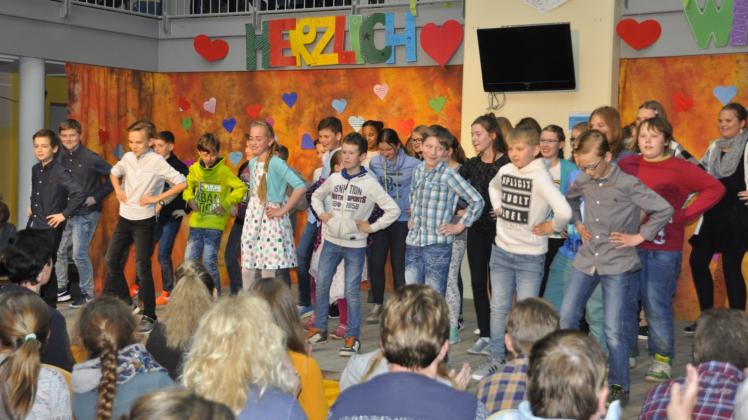Die Schüler der fünften Klassenstufe eröffneten das Programm mit einer Tanznummer.  Fotos: peter täufel 