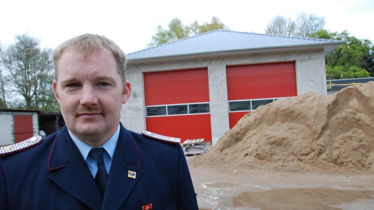 Noch eine Baustelle: Wehrführer Torsten Hohmann vor dem im Bau befindlichen neuen Gerätehaus der Freiwilligen Feuerwehr Bernitt.