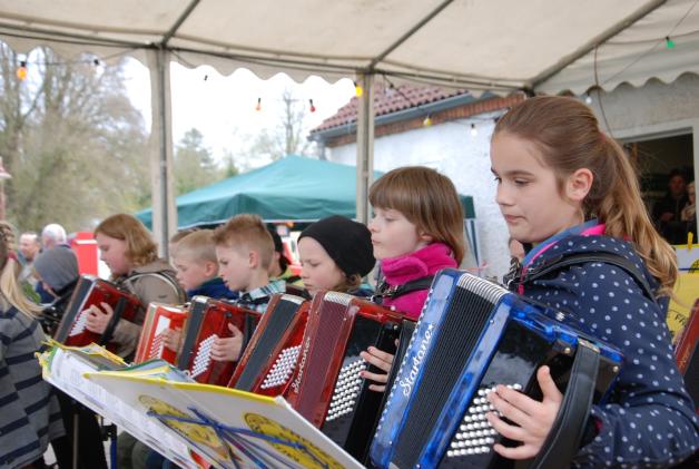 Musikalisch: Mädchen und Jungen der Musikschule Fröhlich bei ihrem Auftritt. Musikalisch: Mädchen und Jungen der Musikschule Fröhlich bei ihrem Auftritt.