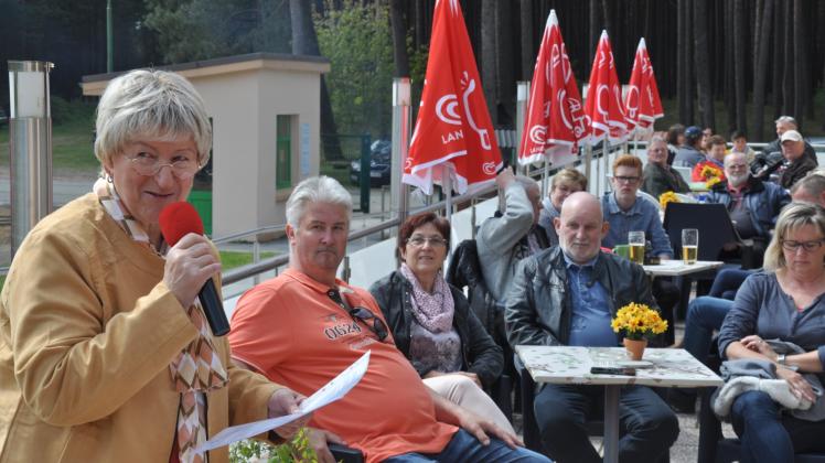 Vielanks Bürgermeisterin Christel Drewes (l.) eröffnete offiziell die Badesaison im Waldbad Alt Jabel. Fotos: andreas münchow 
