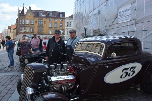 Steffen Rotner (r.) zeigte seinen Ford Hot Rod von 1933. Winfried Fenske wollte mehr über den Oldtimer wissen.