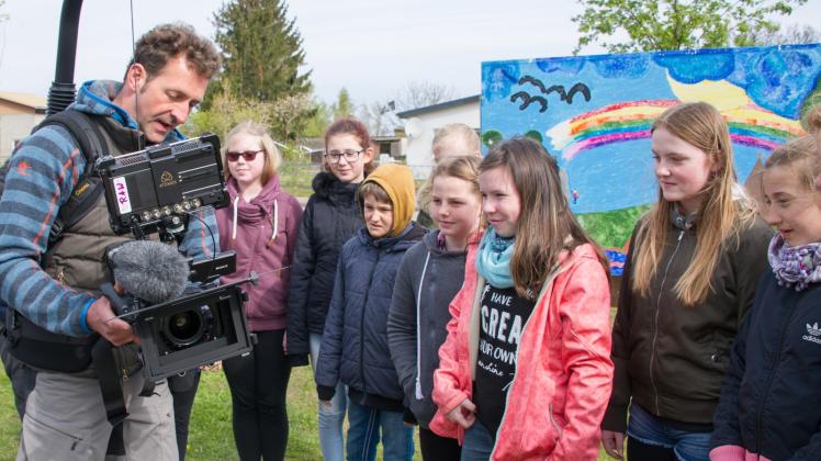 Kameramann Jens Warnecke erklärt den Schülern die Kameratechnik.