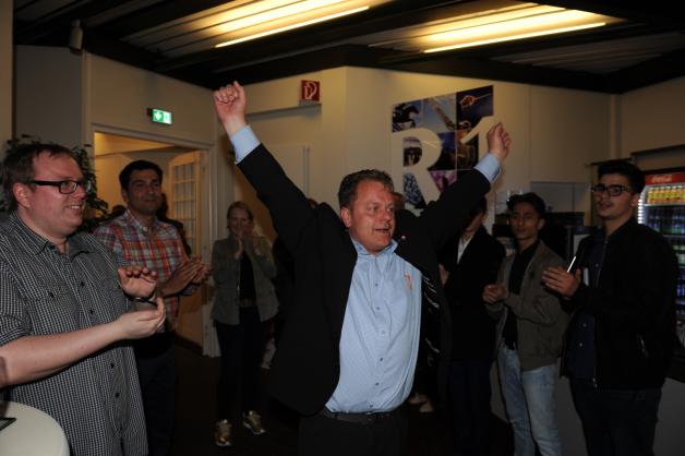Als Triumphator betrat Wolf Rüdiger Fehrs die Wahlparty der CDU im Restaurant der Holstenhallen. 