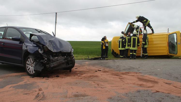 Schwerer Unfall mit Postauto bei Bützow: Pakettransporter stößt auf L 11 bei Bernitt mit Pkw zusammen und fliegt auf Seite - 2 Verletzte