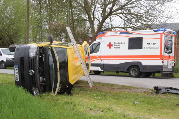 Schwerer Unfall mit Postauto bei Bützow: Pakettransporter stößt auf L 11 bei Bernitt mit Pkw zusammen und fliegt auf Seite - 2 Verletzte