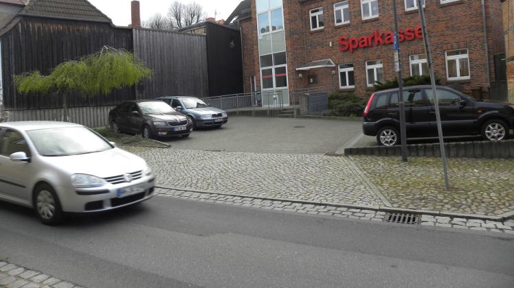 Wer vom Parkplatz der Sparkasse auf die Ernst-Thälmann-Straße zurück fahren will, kann den fließenden Verkehr schlecht einsehen. 