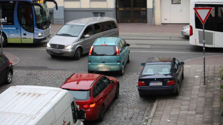 An der Ecke Reutzstraße/Wismarsche Straße sind derzeit für alle Verkehrsteilnehmer gute Nerven gefragt.  