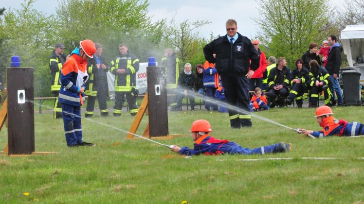 In allen Lagen müssen die jungen Feuerwehrleute den Löschangriff demonstrieren.  