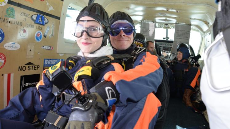 Das Lachen vor dem Sprung, Blütenkönigin Vanessa Rogge mit ihrem Tandempartner Maik Reibe in 4000 Metern Höhe.  Fotos: Pohle 
