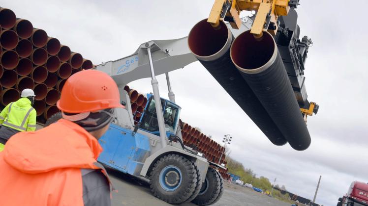 Auf dem Hafen-Gelände von Mukran werden Stahlrohre für die Ostsee-Gaspipeline Nord Stream 2 angeliefert. 