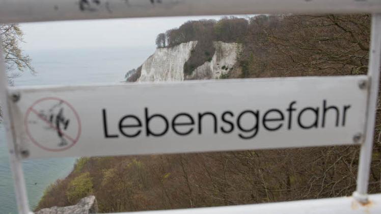 Warnschild am Königsstuhl auf der Insel Rügen  