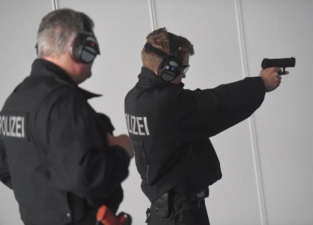 Polizei-„Lehrlinge“ testen sich am Schießstand in Neustrelitz.