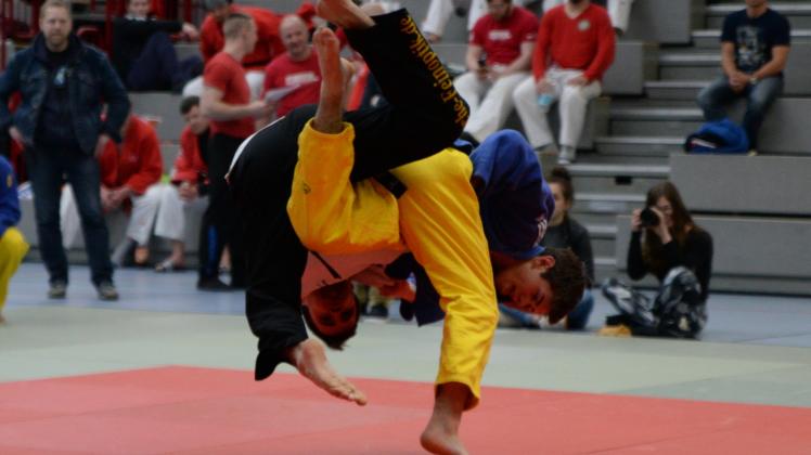 Spektakuläre Würfe gab es von Arne Klimt (gelbe Hose) gleich zwei zu sehen. Dem Schenkelwurf des KGJ-Kämpfers auf dem Foto gegen das Berliner Judoteam folgte im Halbfinale gegen Grimmen noch ein lupenreiner Fußfeger.  