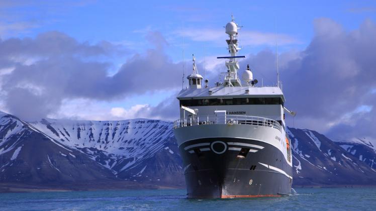 Das Forschungsschiff Helmer Hanssen vor den Gletschern der Antarktis.