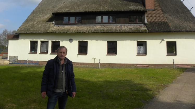 Unternehmer Arno Rohde gibt nicht auf. In dem Haus am Holzendorfer See entstehen jetzt vier Wohnungen.  