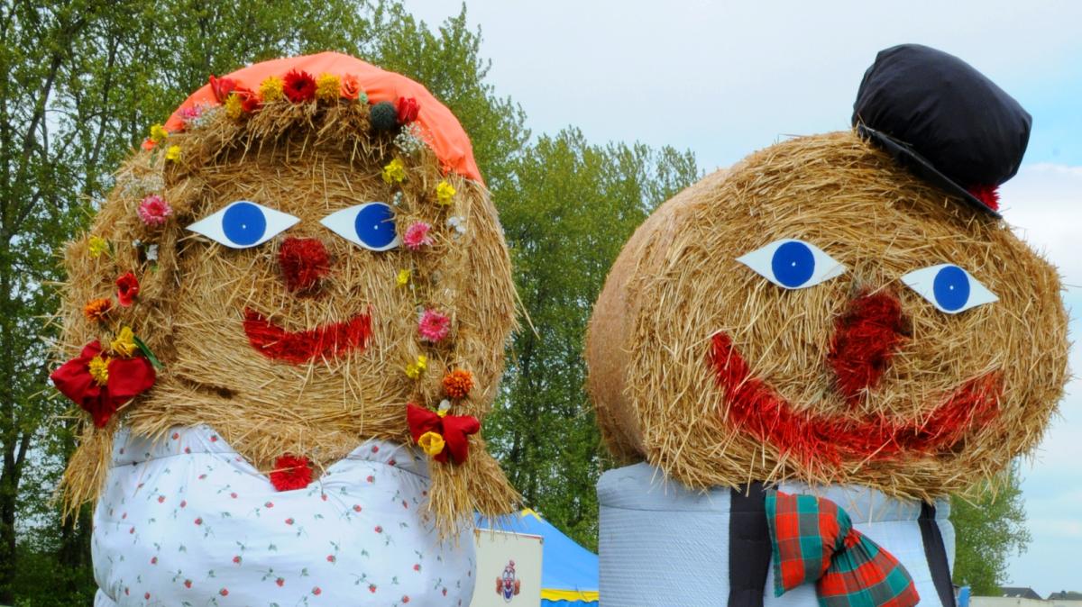 Strohpuppen stimmen ein aufs Fest SVZ
