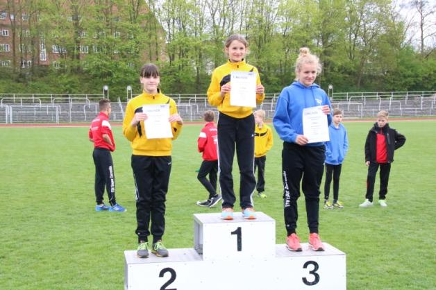 Die 800 m in der Altersklasse W12 waren fest in Kreis-Hand: Adda-Lene Petersen (M.) siegte vor ihrer Hagenower Vereinskameradin Pia Herklotz und der Zarrentinerin Merle Burghardt. 