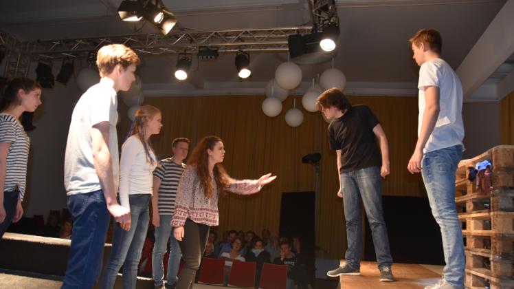 Die Jugendlichen der Hagebuttenbühne Uetersen stehen mit ihrem Stück „Nichts. Was im Leben wichtig ist.“ noch viermal auf der Bühne in der Aula des Ludwig-Meyn-Gymnasiums. 
