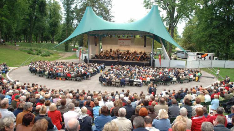 Perfekte Spielstätte im idyllischen Schlossgarten: Bis zu 5000 Zuschauer kommen zu den Konzerten auf der Freilichtbühne.  