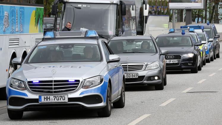 Mit einer fiktiven Limousinen-Kolonne hat die Polizei die Fahrt durch die Stadt simuliert.
