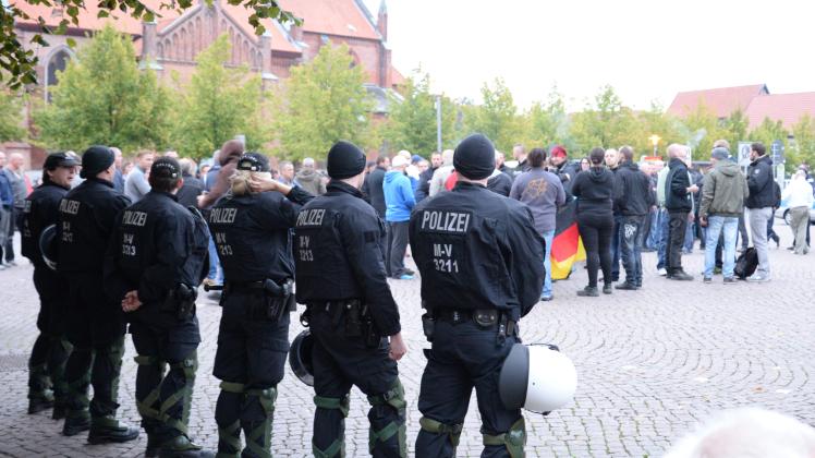 Die Polizei sichert den Boizenburger Platz bei einer Demonstration im Jahr 2015