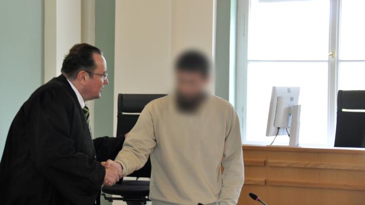 Der Angeklagte wird im Landgericht in Cottbus von seinem Rechtsanwalt Klaus Kleemann begrüßt. Der 32-jährige Angeklagte hat tödliche Messerstiche auf seine Ehefrau zugegeben. 