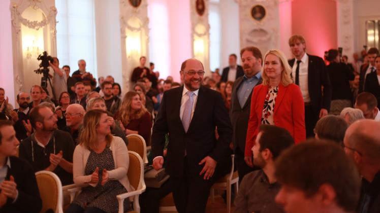 Er wird gefeiert wie ein Star: Martin Schulz und Manuela Schwesig beim Bürgerforum im Rostocker Barocksaal.  