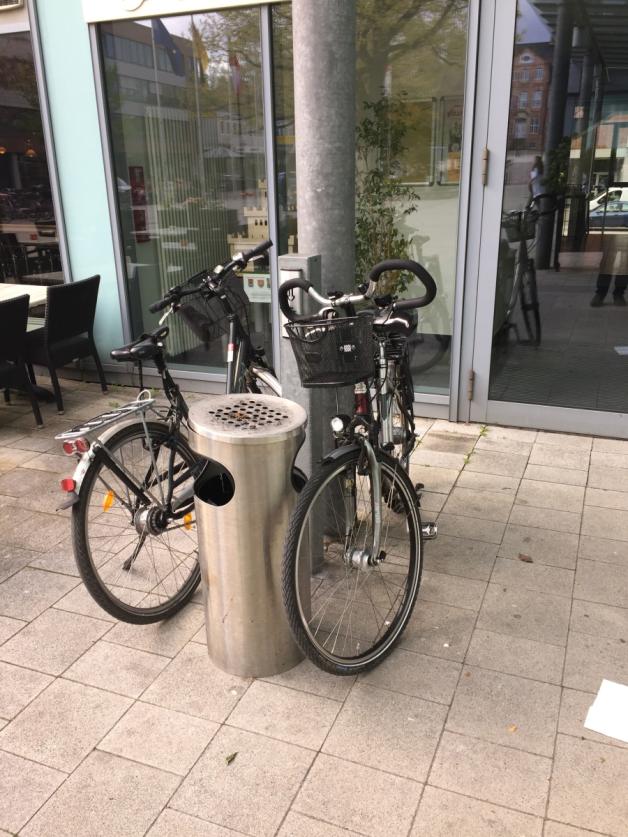 Rathaus: Zwei Räder versperren den Zugang zum automatischen Türöffner für Rollstuhlfahrer – das kritisierte die CDU am Rande der Sitzung.  