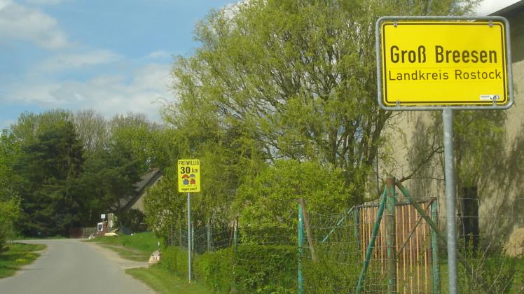 Kurz hinter den drei Ortseingangsschildern wurden nun in Groß Breesen durch das Amt Güstrow-Land „Freiwillig 30 km/h“-Schilder aufgestellt. 