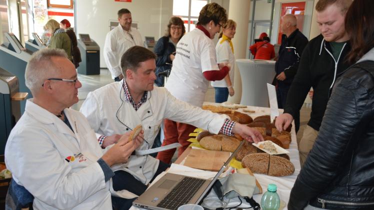 Michael Isensee und Silvio Kruse testeten gestern im Foyer der Sparkasse Brote von acht Bäckern aus der Region.