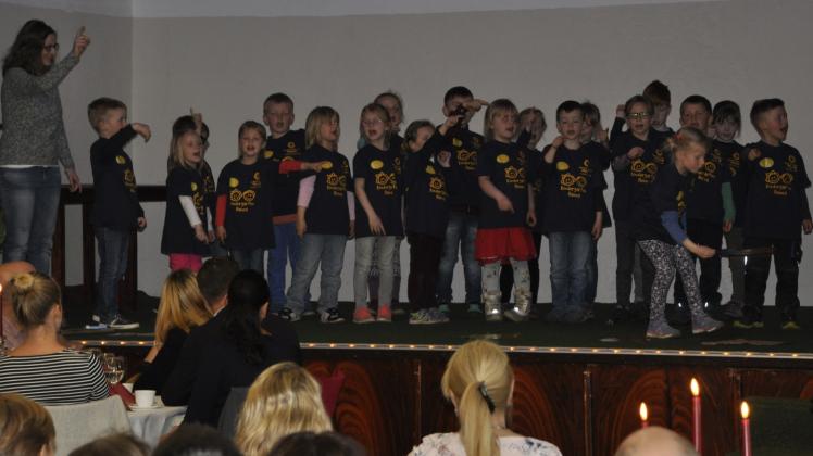 25 Kinder der Kita Rehna gratulierten mit einem kleinen Programm.  Fotos: peter täufel 