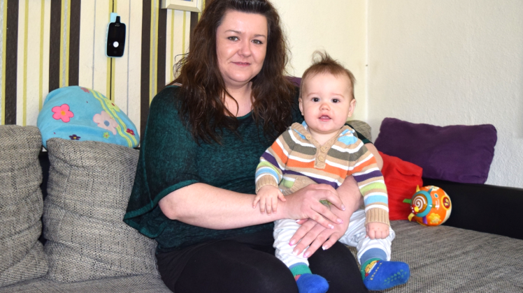 Sucht für ihre Patchwork-Familie mit fünf Kindern händeringend nach einer größeren Wohnung: Birgit Jost mit dem acht Monate alten Maximilian Daniel auf dem Arm.  