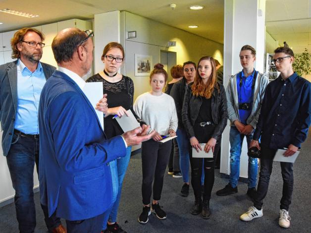 Der stellvertretende Chefredakteur Max-Stefan Koslik (2.v.l.) erklärt den Schülern, wie eine Redaktion in der Tageszeitung funktioniert.  