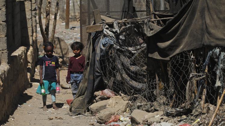 Kinder stehen vor ihrem Zuhause in Sanaa. 