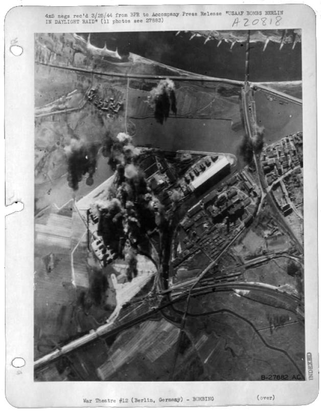 Luftaufnahme von der Bombardierung.