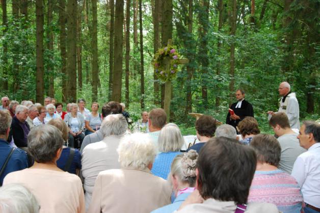Weit über 100 Menschen trafen sich vergangenes Jahr zum 70. Jahrestag, um an einem Ökumenischen Gottesdienst teilzunehmen.