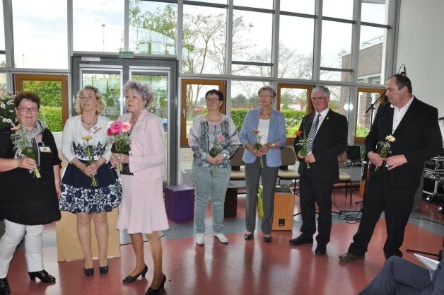 Karin Holinski-Wegerich (3. v. l.) vom Landesverband Lebenshilfe verteilte Blumen an engagierte Mitstreiter der Lewitz-Werkstätten.