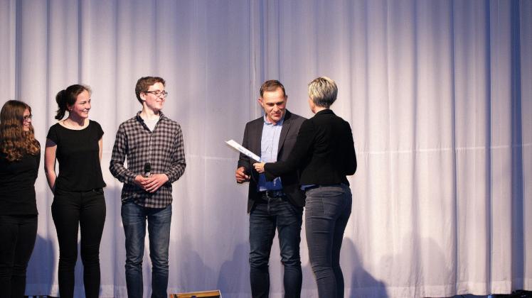 Maren Stolte vom Bildungsministerium (r.) überreichte dem stellvertretenden Domschulleiter Karlheinz Einsle und den Schülern des Begabungszentrum das begehrte Zertifikat.  